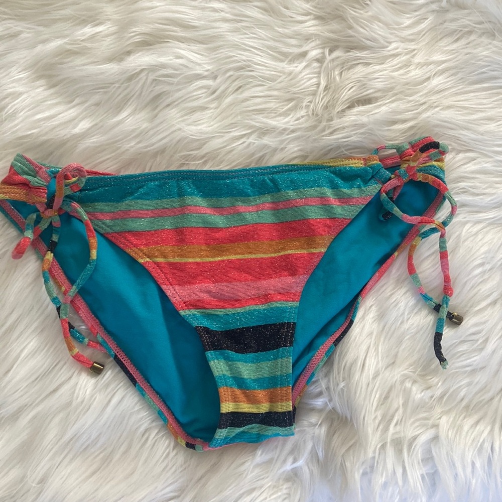 Roxy swimsuit bottoms. Size M